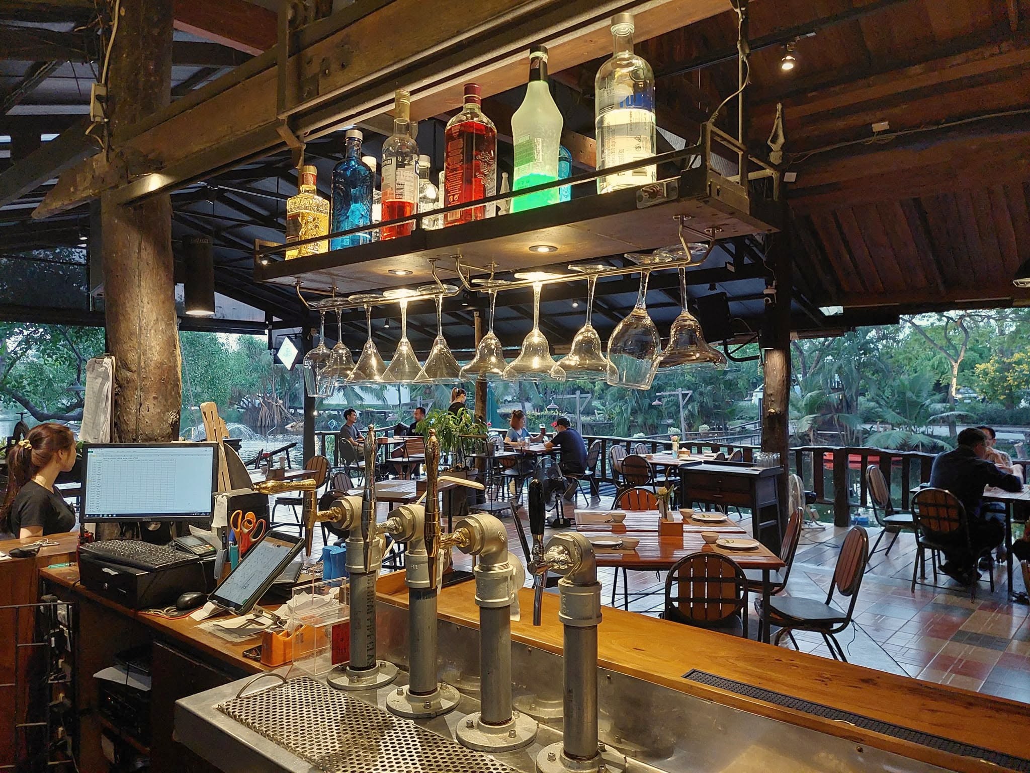 Cocktail Bar และบรรยากาศร้านอาหารลายน้ำริมทะเลสาบ