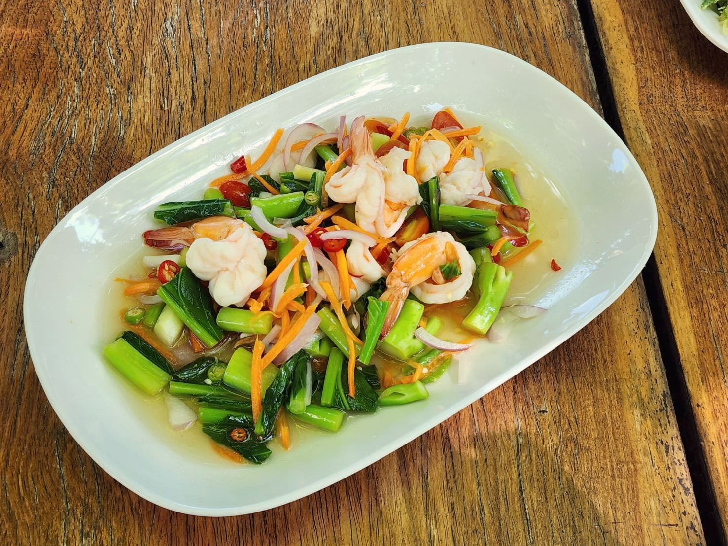 อาหารไทยจากครัวร้านอาหารลายน้ำ