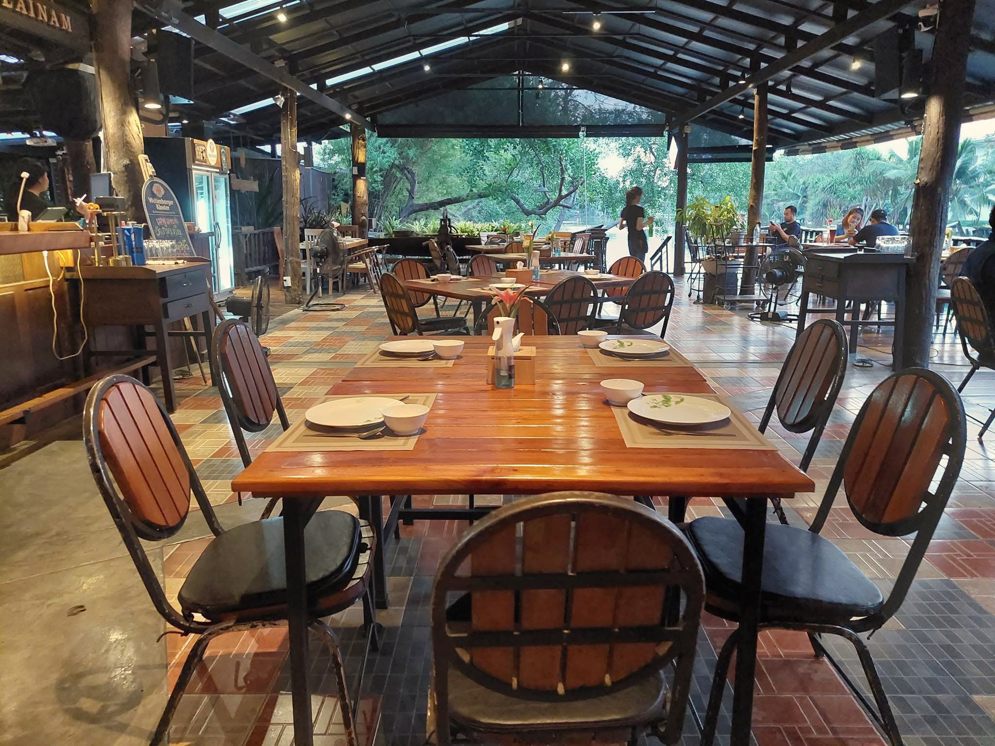 ร้านอาหาร Country Lakeview Hotel